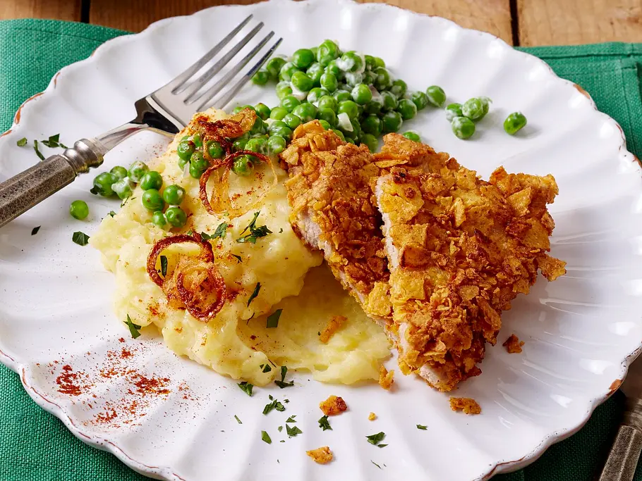 Schnitzel in Taco-Panade mit Erbsen-Rahmgemüse und Kartoffelstampf Rezept Schnitzel in Taco-Panade mit Erbsen-Rahmgemüse und Kartoffelstampf Rezept
