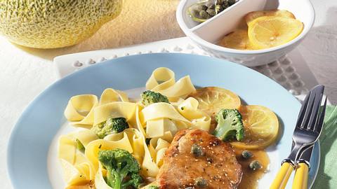 Schnitzel in Zitronensoße Rezept - Foto: House of Food / Bauer Food Experts KG