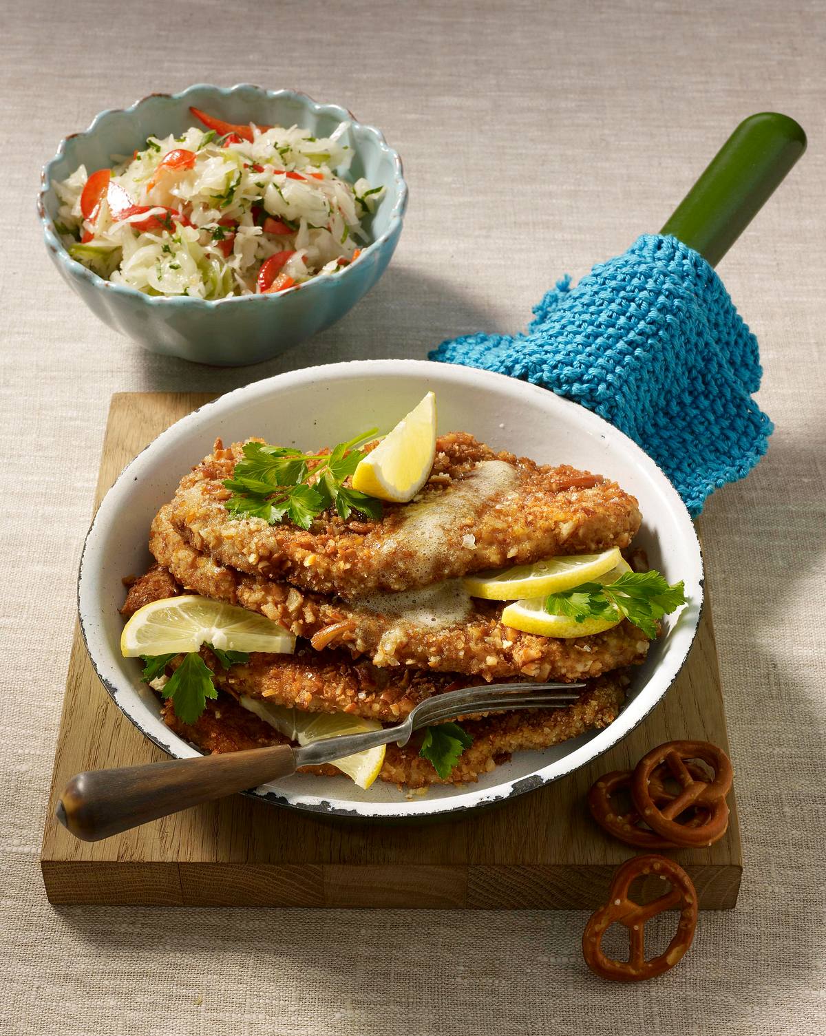 Schnitzel mit Brezel-Panade zu Krautsalat Rezept