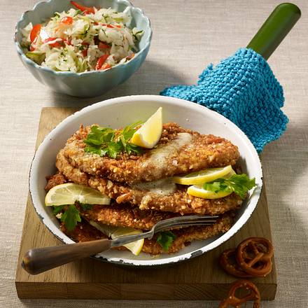 Schnitzel mit Brezel-Panade zu Krautsalat Rezept Schnitzel mit Brezel-Panade zu Krautsalat Rezept