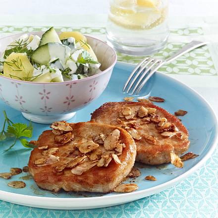 Schnitzel mit Gurken-Kartoffelsalat Rezept Schnitzel mit Gurken-Kartoffelsalat Rezept