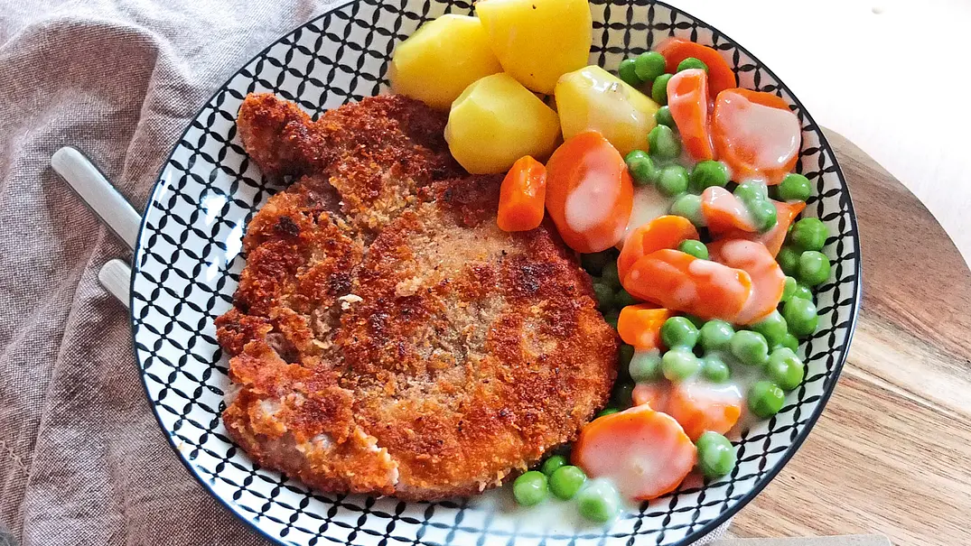 Schnitzel mit Mischgemüse und Kartoffeln Rezept - Foto: LECKER @ Bauer Media Group