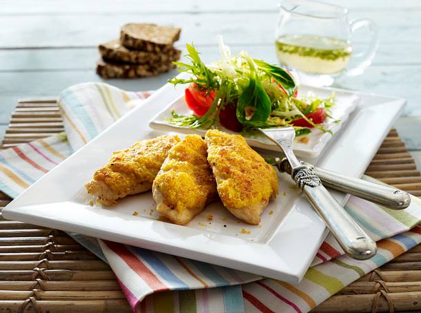 Schnitzel mit Möhren-Käsekruste zu Feldsalat mit Nuss-Vinaigrette Rezept Schnitzel mit Möhren-Käsekruste zu Feldsalat mit Nuss-Vinaigrette Rezept