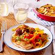 Schnitzel mit Paprika-Gemüse und Bratkartoffeln Rezept - Foto: House of Food / Bauer Food Experts KG