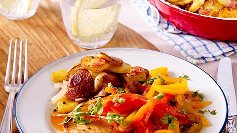 Schnitzel mit Paprika-Gemüse und Bratkartoffeln Rezept - Foto: House of Food / Bauer Food Experts KG