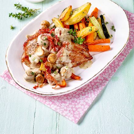 Schnitzel mit Pilzsoße und Röstgemüse-Pommes Rezept Schnitzel mit Pilzsoße und Röstgemüse-Pommes Rezept