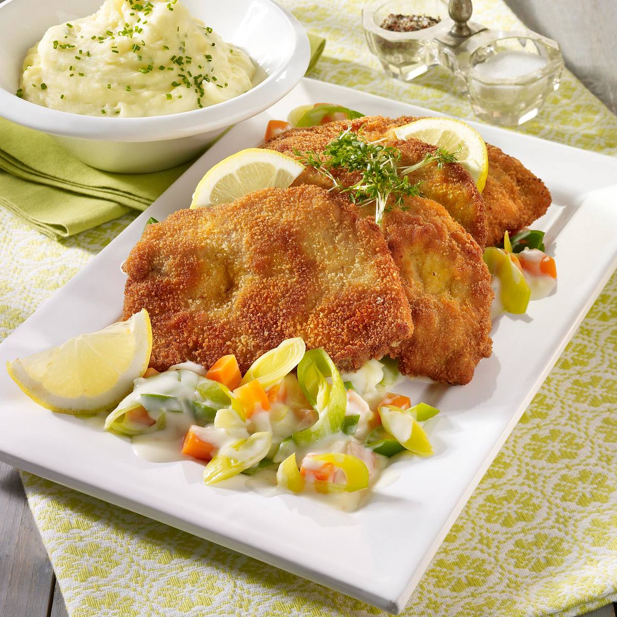 Schnitzel mit Porree-Rahmgemüse, Möhren und Kartoffel-Kräuterpüree Rezept