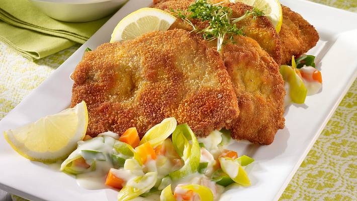 Schnitzel mit Porree-Rahmgemüse, Möhren und Kartoffel-Kräuterpüree Rezept - Foto: House of Food / Bauer Food Experts KG