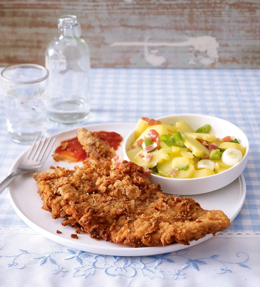 Schnitzel mit Röstzwiebel-Senfkörner-Panade zu Kartoffelsalat Rezept Schnitzel mit Röstzwiebel-Senfkörner-Panade zu Kartoffelsalat Rezept
