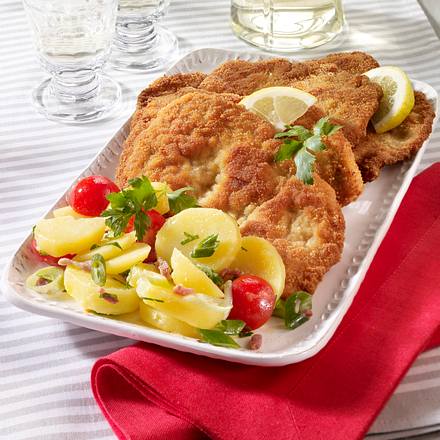 Schnitzel mit Speck-Kartoffelsalat und Lauchzwiebeln Rezept Schnitzel mit Speck-Kartoffelsalat und Lauchzwiebeln Rezept