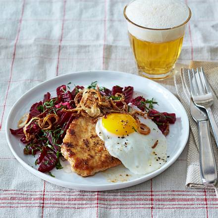 Schnitzel mit Spiegelei, dazu rote Bete, Sardellenfilets Rezept Schnitzel mit Spiegelei, dazu rote Bete, Sardellenfilets Rezept