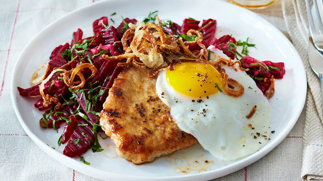 Schnitzel mit Spiegelei und Rote-Bete-Salat Rezept - Foto: LECKER @ Bauer Media Group