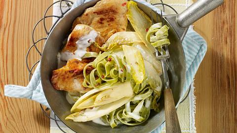 Schnitzel-Nudel-Pfanne mit Chicorée Rezept - Foto: House of Food / Bauer Food Experts KG