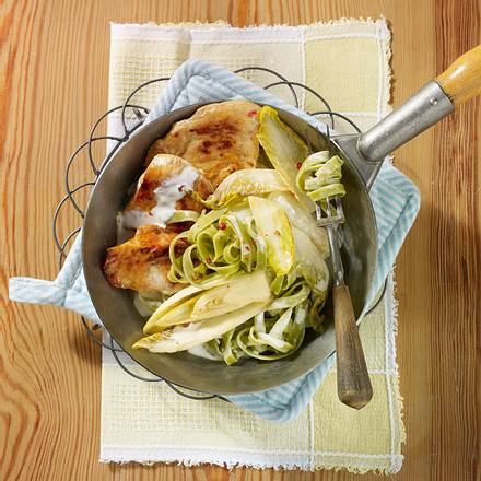Schnitzel-Nudel-Pfanne mit Chicorée Rezept Schnitzel-Nudel-Pfanne mit Chicorée Rezept