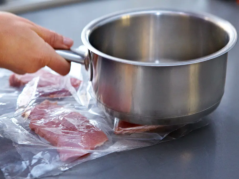 Schnitzel panieren: Schnitzel mit einem Topf flach klopfen