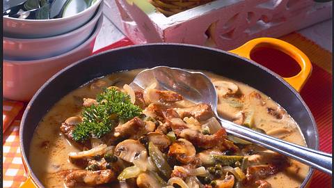 Schnitzel-Pfeffer-Suppe à la Stroganoff Rezept - Foto: House of Food / Bauer Food Experts KG