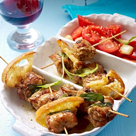 Schnitzel-Salbei-Röllchen mit Mett und Speck Rezept Schnitzel-Salbei-Röllchen mit Mett und Speck Rezept