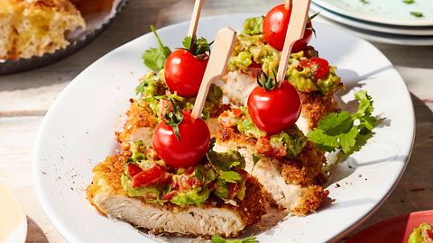 Schnitzel-Salsa-Sticks mit Cherrytomate auf einem weißen Teller  - Foto: LECKER @ Bauer Media Group