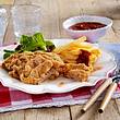 Schnitzel vom Rind mit Rosmarin-Panade, Pommes frites und Salat Rezept - Foto: House of Food / Bauer Food Experts KG