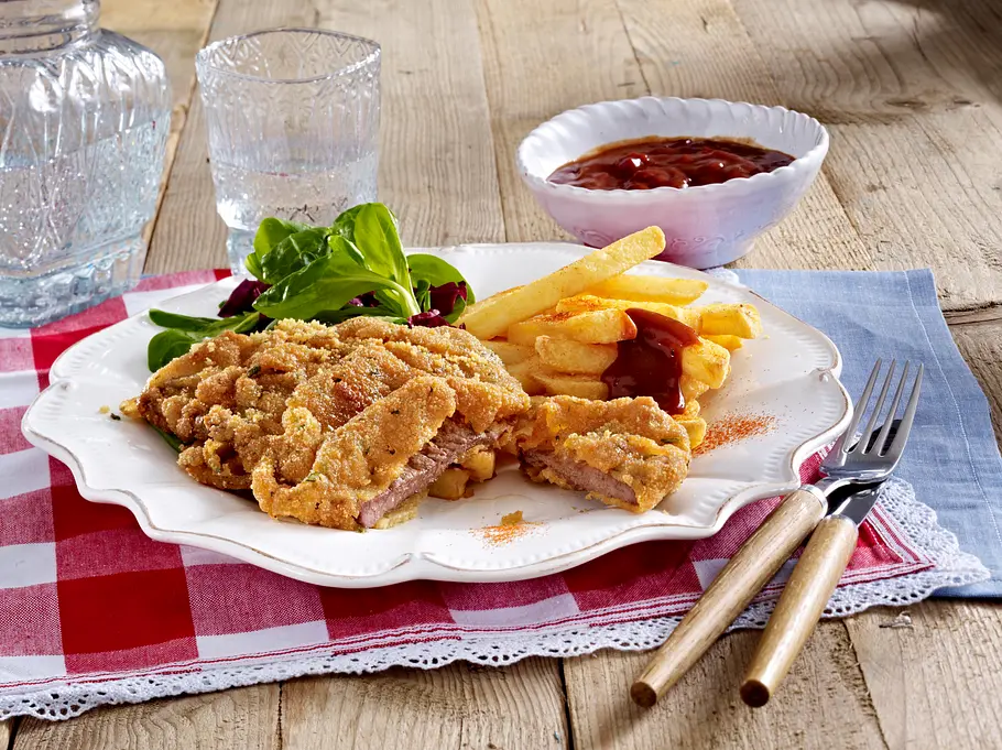 Schnitzel vom Rind mit Rosmarin-Panade, Pommes frites und Salat Rezept Schnitzel vom Rind mit Rosmarin-Panade, Pommes frites und Salat Rezept
