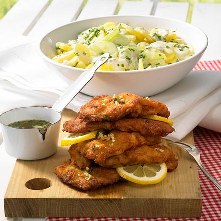 Schnitzel "Wiener Art" zu Kartoffel-Gurkensalat Rezept Schnitzel "Wiener Art" zu Kartoffel-Gurkensalat Rezept