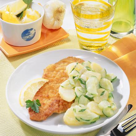 Schnitzel zu Kartoffel-Gurkensalat Rezept Schnitzel zu Kartoffel-Gurkensalat Rezept