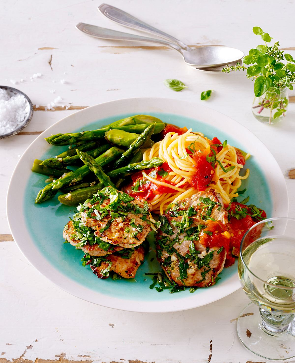 Schnitzelinis mit Spargel, Tomaten-Basilikum-Soße und Spaghetti Rezept