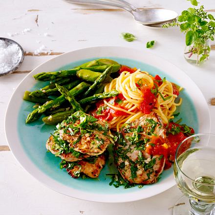 Schnitzelinis Mit Spargel Tomaten Basilikum Sosse Und Spaghetti Rezept Lecker