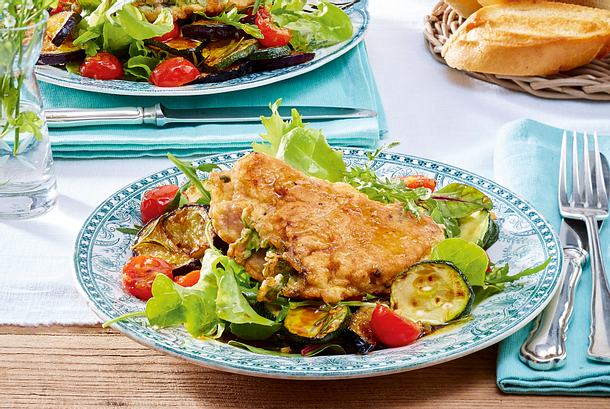 Schnitzelpäckchen auf Sommergemüsesalat rezept