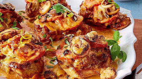 Schnitzelpizza Rezept - Foto: House of Food / Bauer Food Experts KG