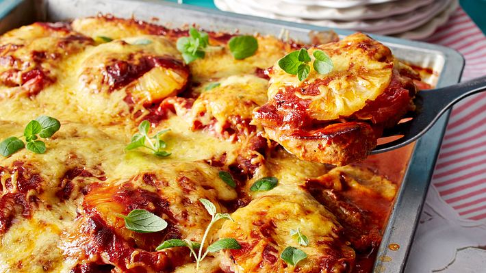 Schnitzelpizza Hawaii Rezept - Foto: House of Food / Bauer Food Experts KG