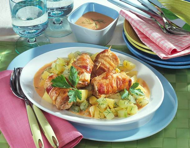 Schnitzelröllchen auf Kartoffel-Gurkengemüse Rezept Schnitzelröllchen auf Kartoffel-Gurkengemüse Rezept