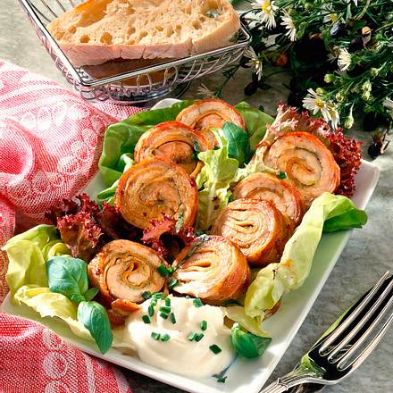 Schnitzelröllchen mit Frischkäsedip Rezept