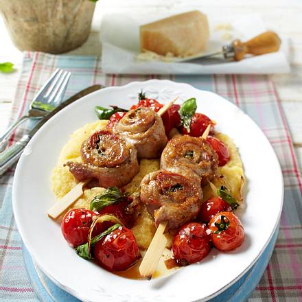 Schnitzelröllchen-Spieße mit Polentabrei und geschmorten Kirschtomaten Rezept Schnitzelröllchen-Spieße mit Polentabrei und geschmorten Kirschtomaten Rezept