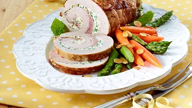 Schnitzelrollbraten mit Bresso-Füllung Rezept - Foto: LECKER @ Bauer Media Group
