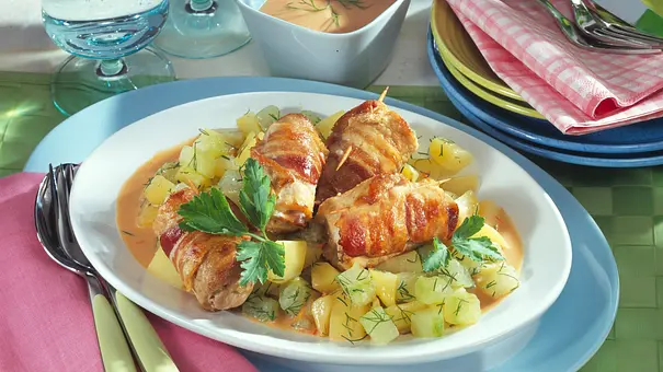 Schnitzelröllchen auf Kartoffel-Gurkengemüse Rezept - Foto: LECKER @ Bauer Media Group Schnitzelröllchen auf Kartoffel-Gurkengemüse Rezept - Foto: LECKER @ Bauer Media Group