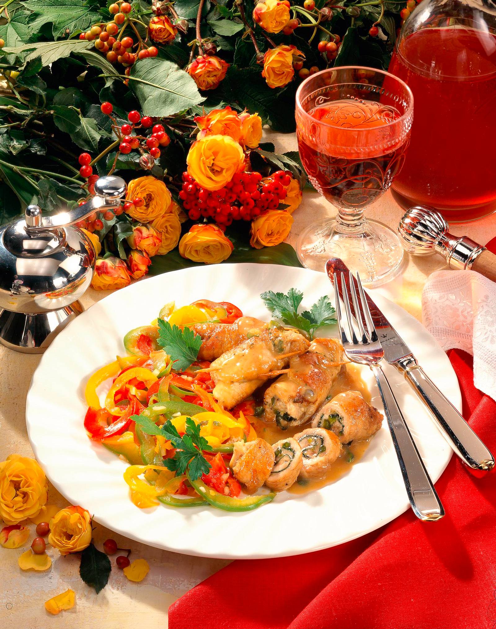 Schnitzelröllchen mit feiner Brät-Pistazien-Füllung Rezept | LECKER