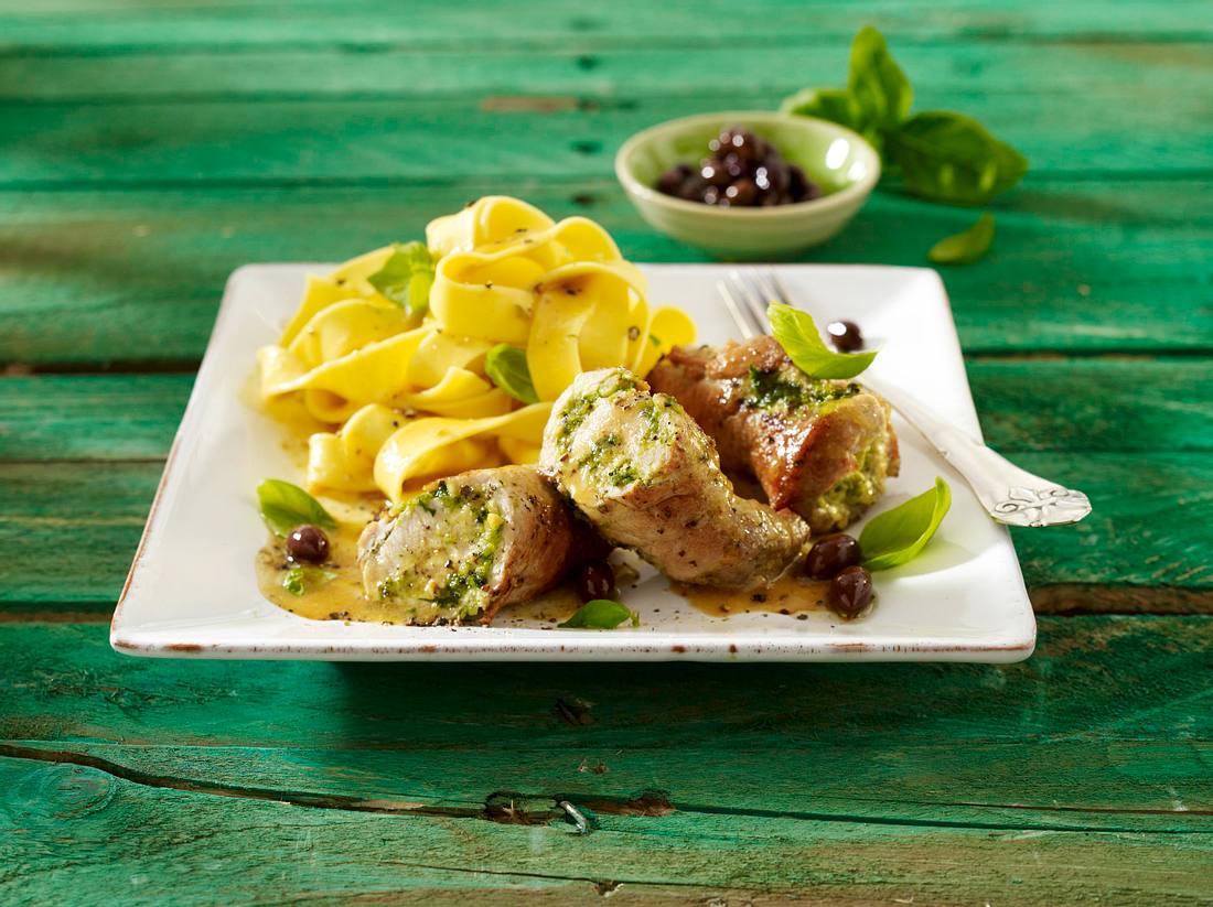 Schnitzelröllchen mit Frischkäse-Pesto-Füllung Rezept | LECKER