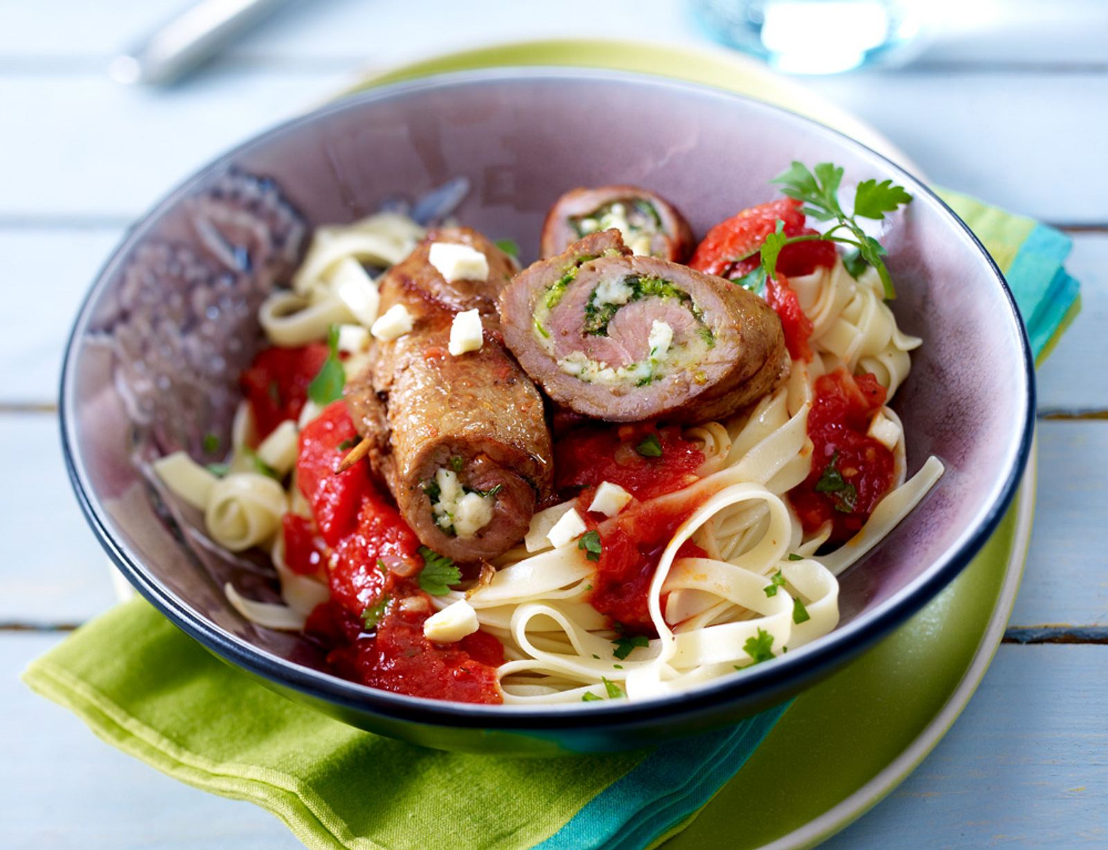 Schnitzelröllchen mit Mozzarellafüllung Rezept | LECKER