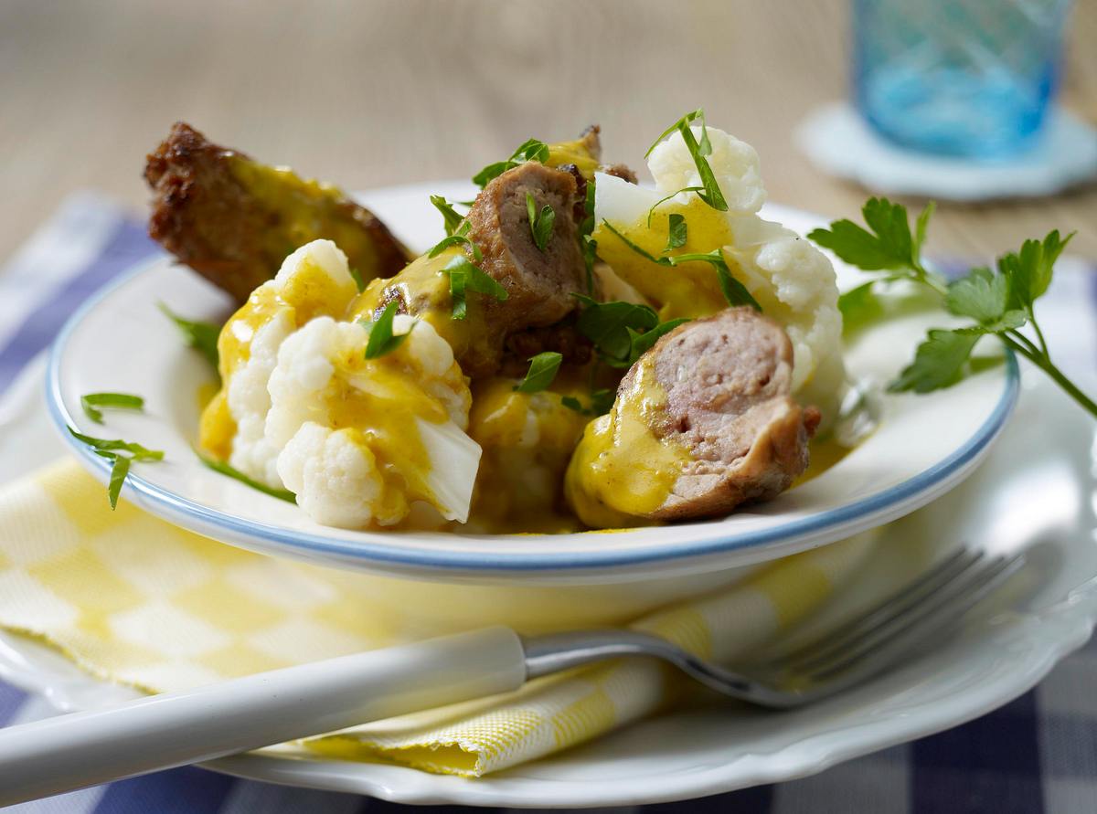 Schnitzelröllchen mit Zwiebelmettwurst in Currysoße und Blumenkohl Rezept