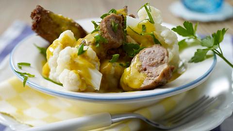 Schnitzelröllchen mit Zwiebelmettwurst in Currysoße und Blumenkohl Rezept - Foto: House of Food / Bauer Food Experts KG