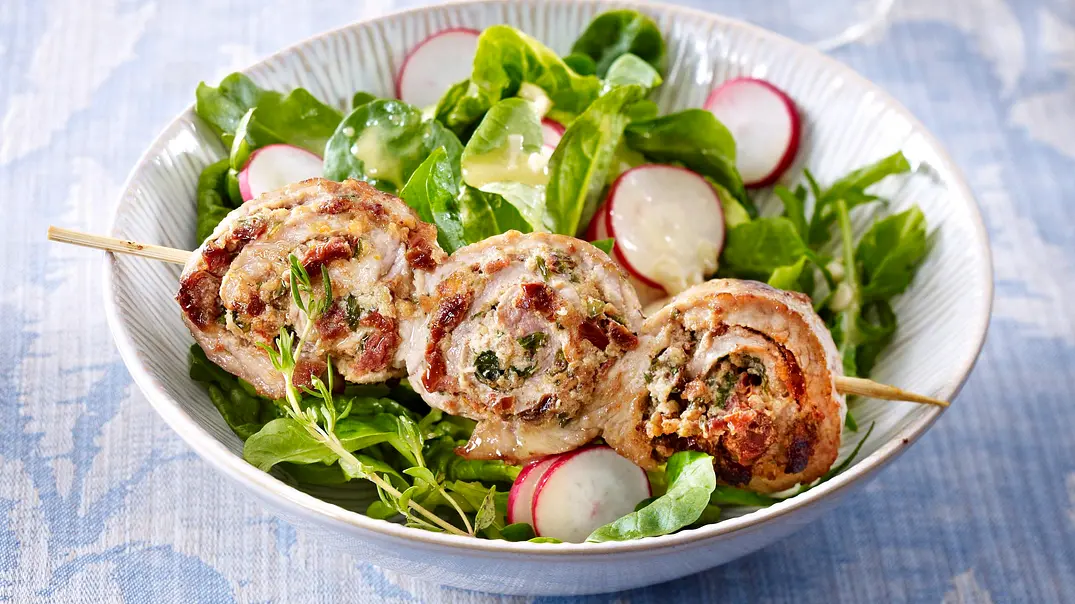 Schnitzelröllchen-Spieß auf Salat Rezept - Foto: LECKER @ Bauer Media Group