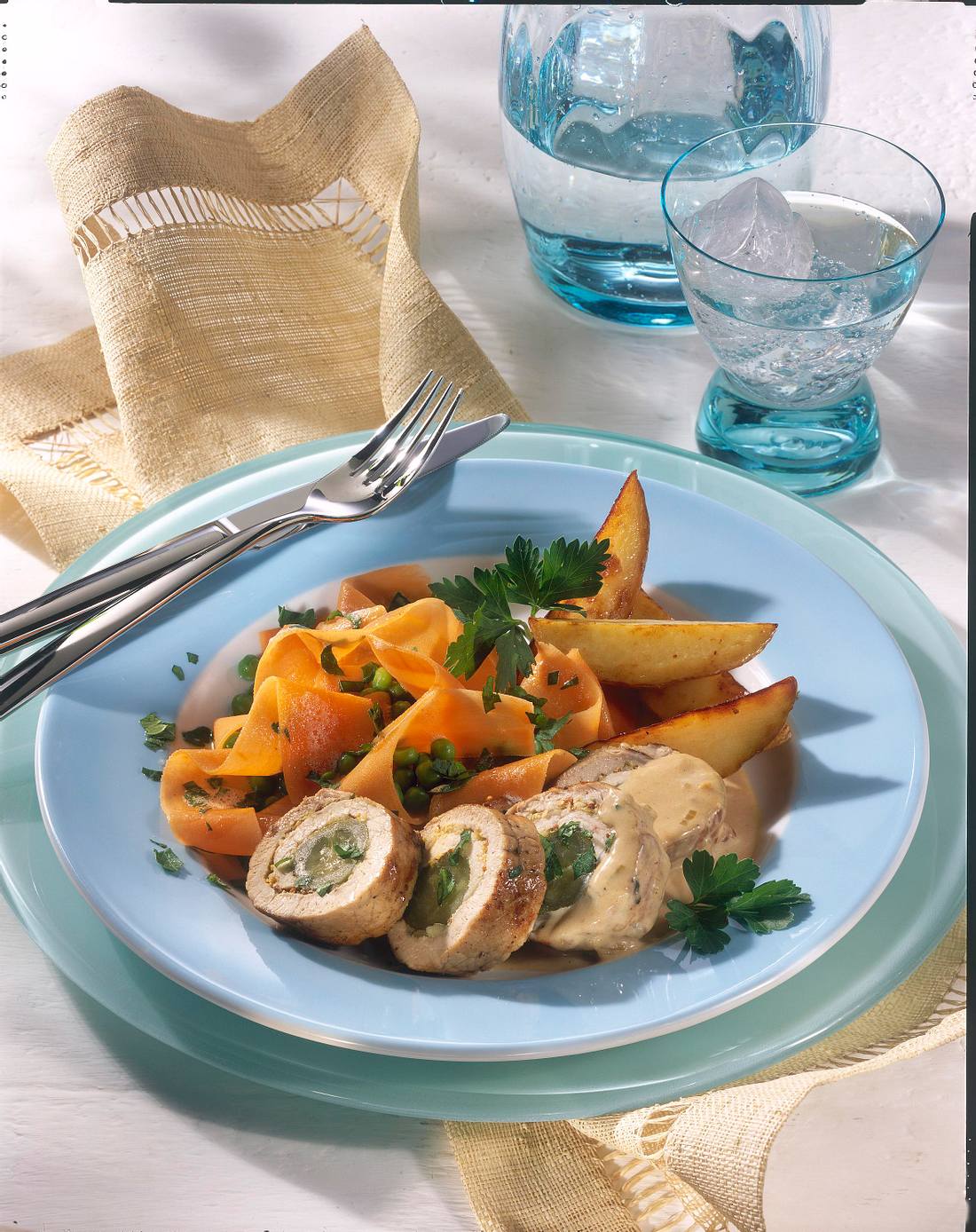 Schnitzelrouladen und Erbsen-Möhren-Gemüse (Diabetiker) Rezept | LECKER