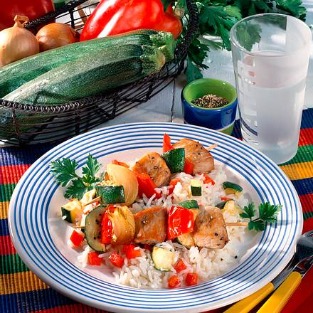 Schnitzelspieße auf Gemüsereis Rezept