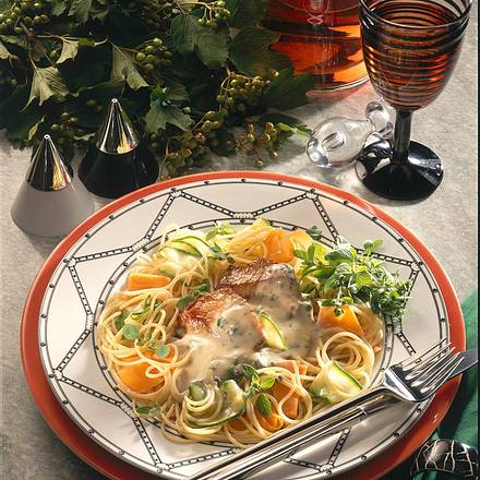 Schnitzelstückchen in Gorgonzola-Soße auf Gemüsestreifen Rezept