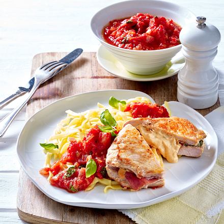 Schnitzeltaschen mit Tomatensoße und Bandnudeln Rezept Schnitzeltaschen mit Tomatensoße und Bandnudeln Rezept