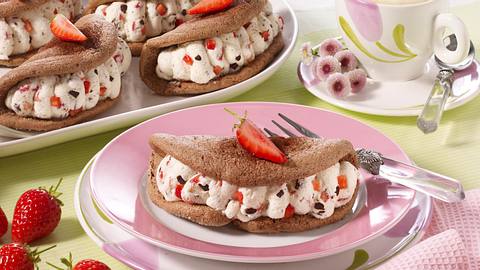 Schoko-Biskuit-Omeletts mit Stracciatellasahne und Erdbeeren Rezept - Foto: House of Food / Bauer Food Experts KG