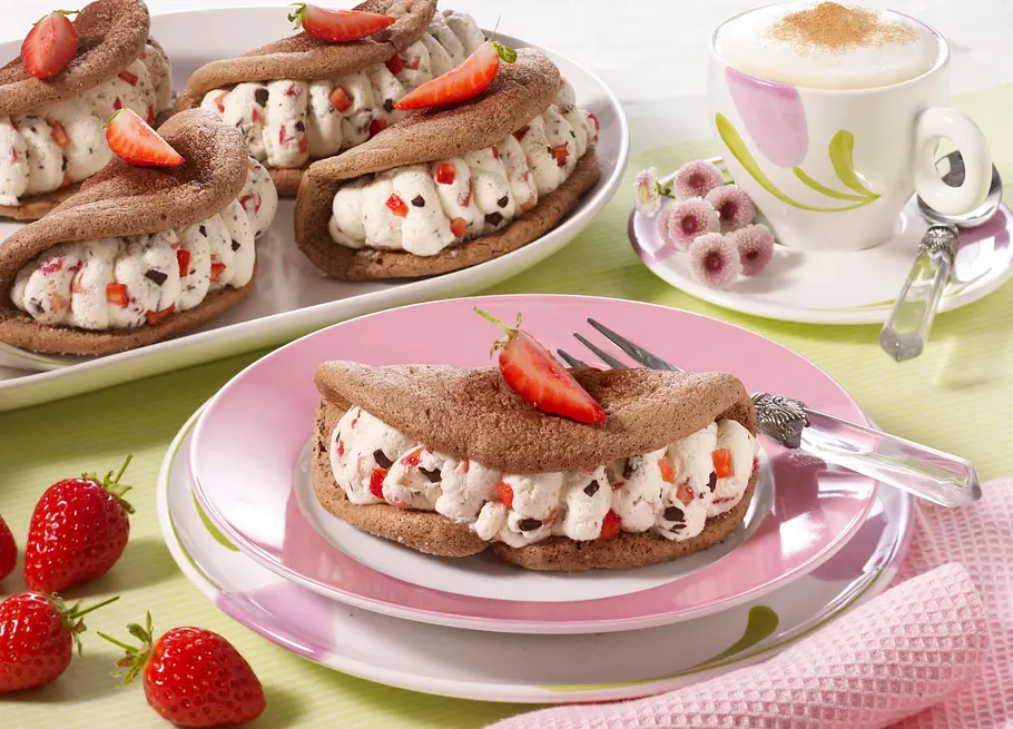 Schoko-Biskuit-Omeletts mit Stracciatellasahne und Erdbeeren Rezept