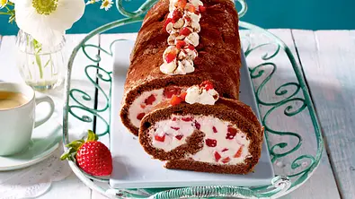 Schoko-Biskuitrolle mit Erdbeer-Joghurt-Sahne Rezept - Foto: LECKER @ Bauer Media Group