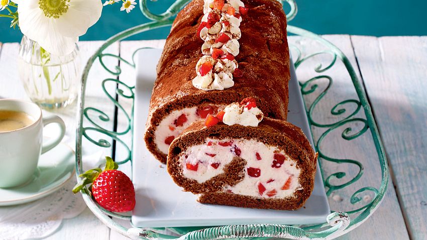 Schoko-Biskuitrolle mit Erdbeer-Joghurt-Sahne Rezept - Foto: House of Food / Bauer Food Experts KG